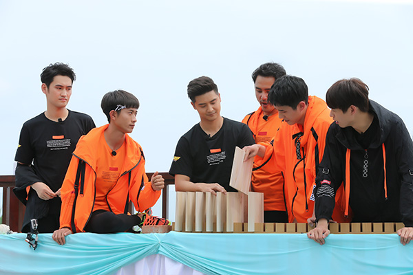 看电视丨“跑男”本周开跑，首期节目“鸡毛换糖”