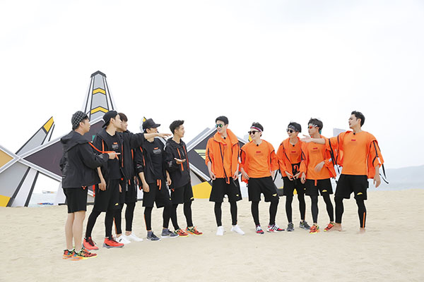 看电视丨“跑男”本周开跑，首期节目“鸡毛换糖”