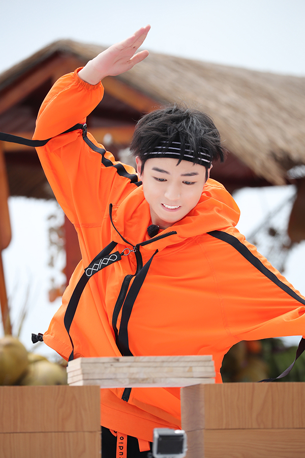 看电视丨“跑男”本周开跑，首期节目“鸡毛换糖”