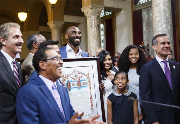 科比退役一年了，他的新头衔是老板、导演、编剧、演员