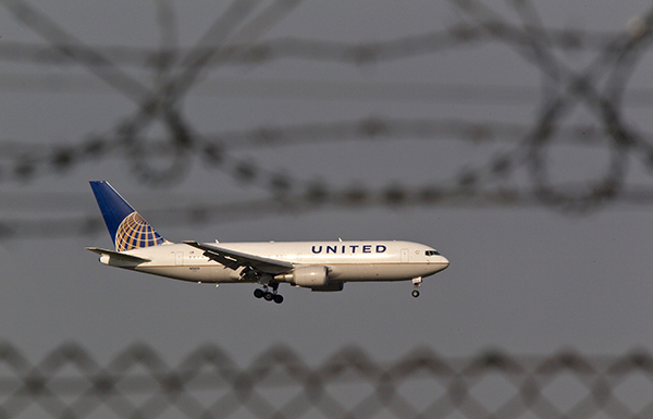 美联航一季度净利骤降七成，CEO称暴力拒客事件将成分水岭