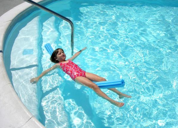 又到了“喝尿”季节！一个泳池含尿140瓶，你还敢去游泳吗