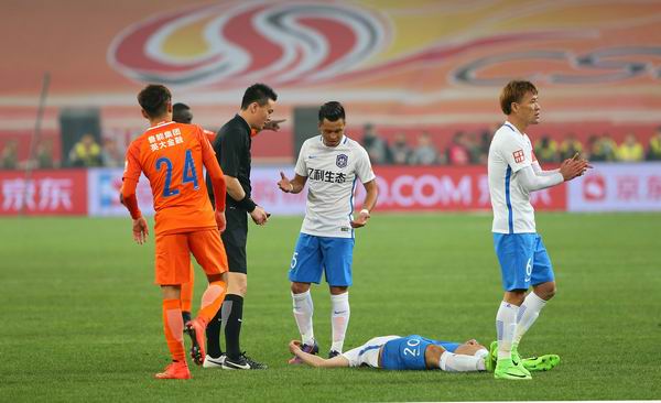 中超“卧草战术”愈演愈烈，有赛区担架员球童配合拖延时间