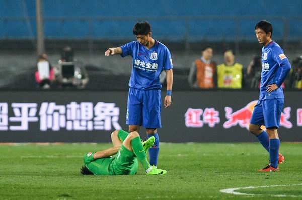 中超“卧草战术”愈演愈烈，有赛区担架员球童配合拖延时间
