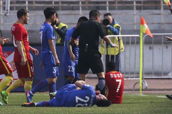 中超“卧草战术”愈演愈烈，有赛区担架员球童配合拖延时间