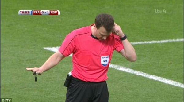 如果欧冠有录像裁判，我们会看到C罗那张铁青的扑克脸