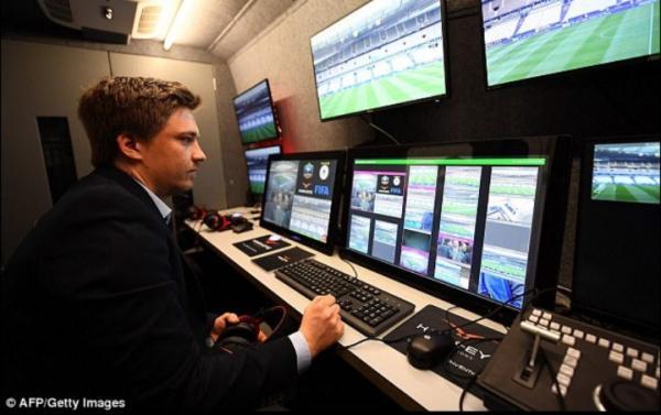 如果欧冠有录像裁判，我们会看到C罗那张铁青的扑克脸