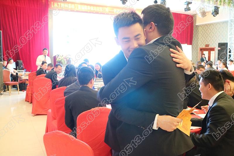 21 队长鼓励拥抱.JPG