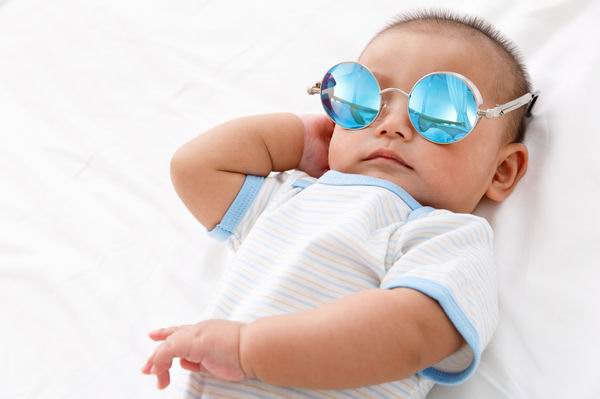 宝宝防晒能否戴墨镜用防晒霜，专家解读儿童如何防晒