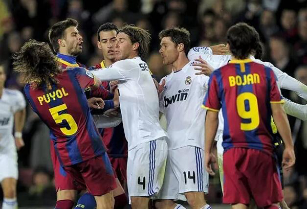 一场推特上的西班牙国家德比：皮克和拉莫斯“对骂”这10年