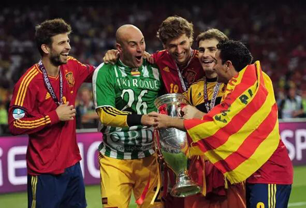 一场推特上的西班牙国家德比：皮克和拉莫斯“对骂”这10年