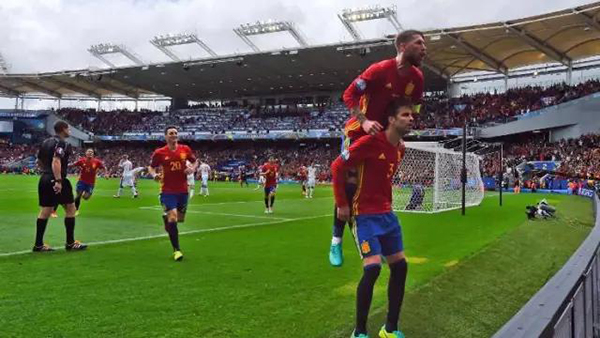 一场推特上的西班牙国家德比：皮克和拉莫斯“对骂”这10年