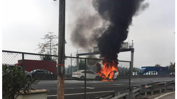 特斯拉ModelX撞车燃烧：车主称车门打不开索赔500万