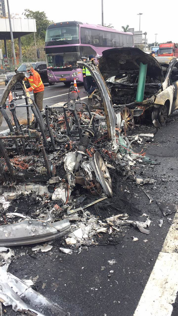 特斯拉ModelX撞车燃烧：车主称车门打不开索赔500万