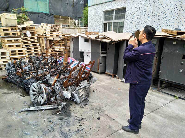 特斯拉ModelX撞车燃烧：车主称车门打不开索赔500万