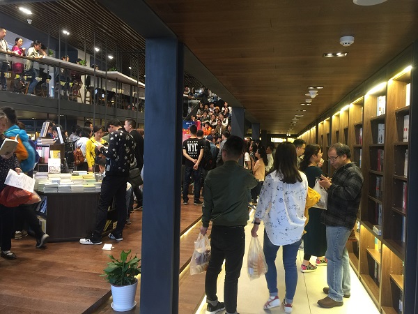 书店测评 | 汉口老建筑里的物外书店