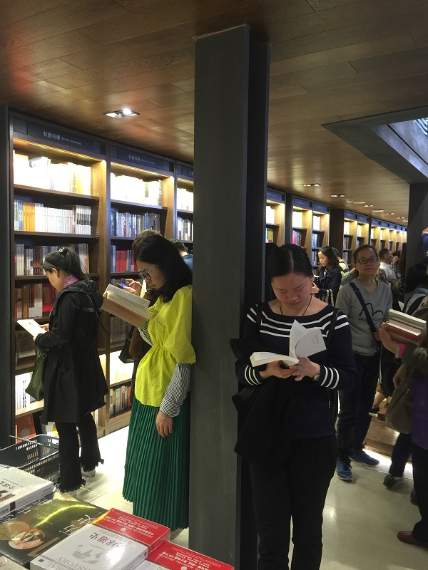 书店测评 | 汉口老建筑里的物外书店