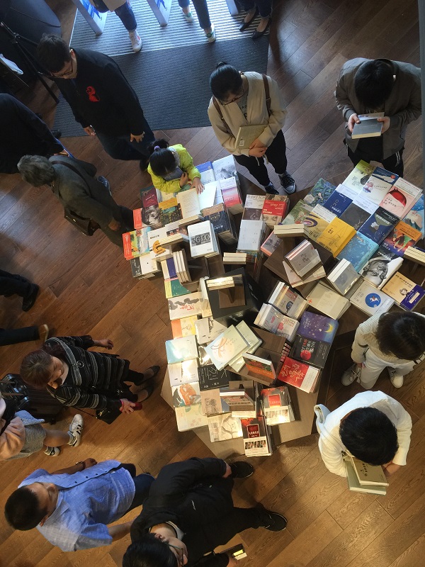 书店测评 | 汉口老建筑里的物外书店