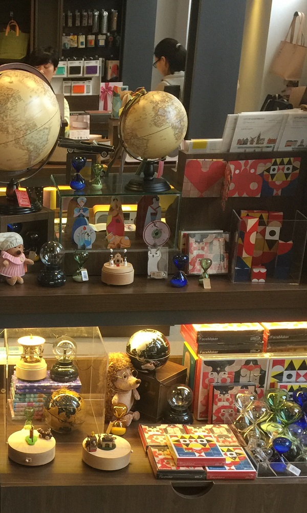 书店测评 | 汉口老建筑里的物外书店