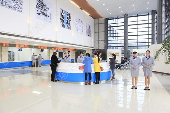 对门诊大厅实施功能改造，效仿银行、宾馆等实施同质化优质服务，率先推出无玻璃幕墙的.jpg