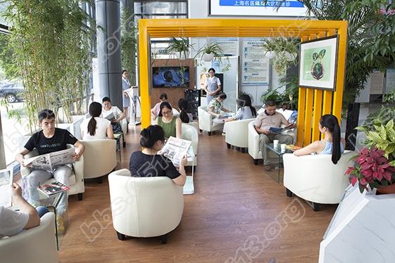 2015.8.17  南通六院推出就医等待人性化服务，休闲书吧开进大厅，改善患者就医体验 (2).jpg