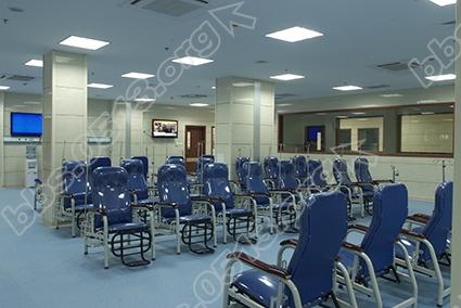 功能齐全、整洁舒适的输液大厅.JPG