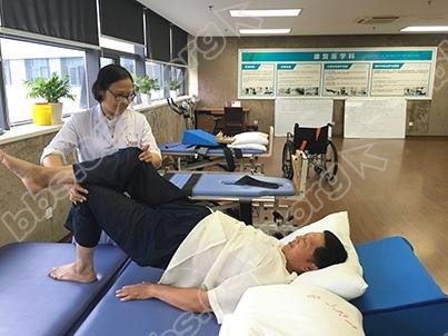 康复科王俊杰主任为患者做康复训练.JPG