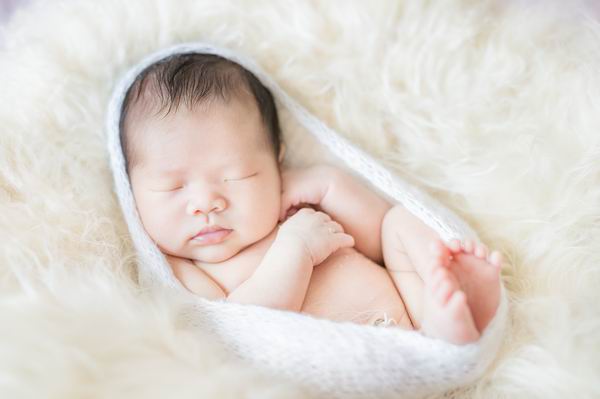 宝宝“天不亮”别惊慌，眼睑下垂能否矫正