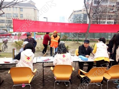 进社区开展义诊.jpg