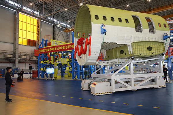 C919第三架试验机中机身下线，5月上旬天高云淡之日首飞