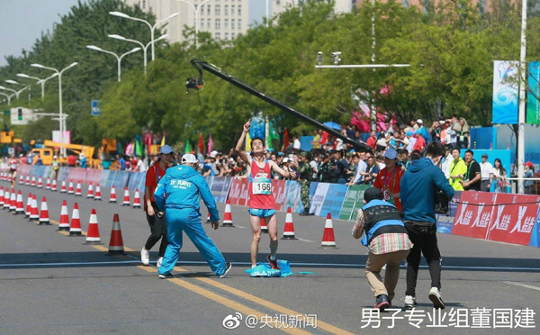 这是全运会史上的首枚群众组金牌，各界声音却是褒贬不一