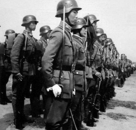 抗战时期中国军队的单兵装具︱草帽、草鞋最具中国特色