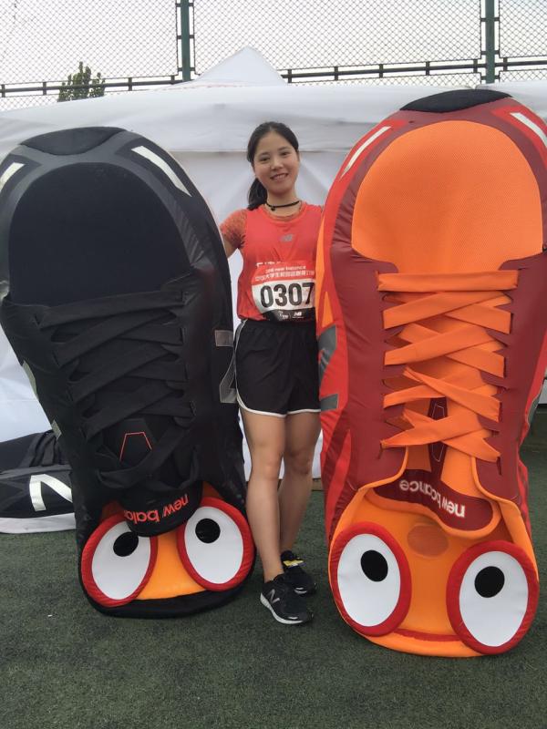 女选手马拉松最后两米爬过终点，距七百米时四次摔倒三次站起