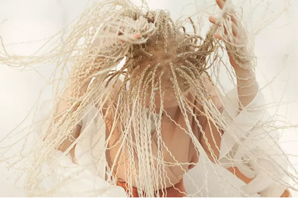 拍摄白化病姐妹花的摄影师：每个人都有自己的独特之美