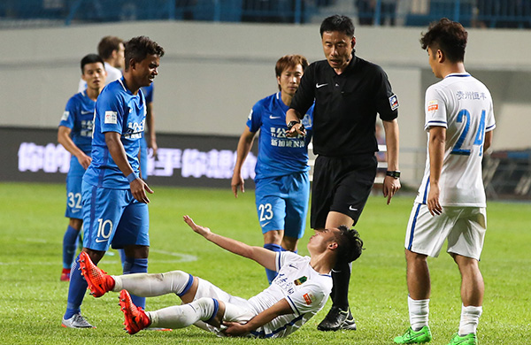 随意犯规+卧草战术，中超平均一场比赛净时只有49分钟