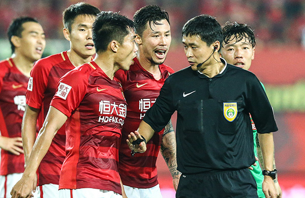 随意犯规+卧草战术，中超平均一场比赛净时只有49分钟