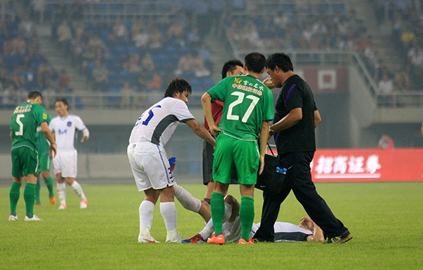 随意犯规+卧草战术，中超平均一场比赛净时只有49分钟