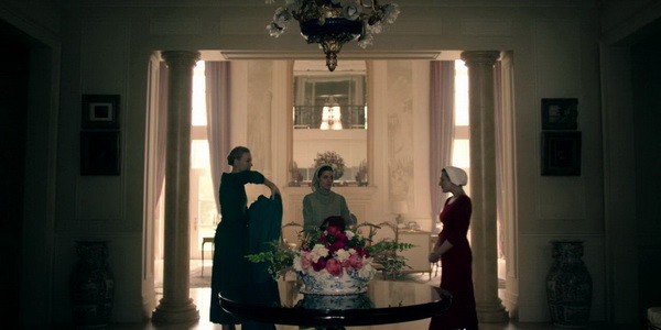 《使女的故事》：当女人成了带腿的子宫