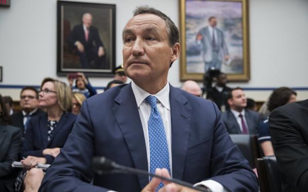 美联航众议院听证会上再致歉，坚称超售对航空公司乘客是双赢