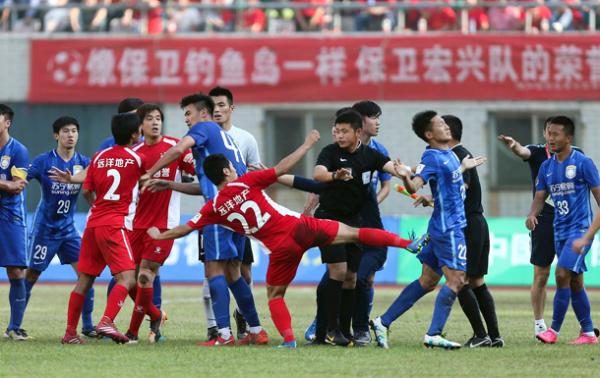 武汉宏兴围殴事件周年：终身禁足球员每天做十小时“苦力”