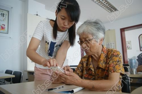 8月16日，新西社区组织青年志愿者针对老年人开展微信使用教学活动,让老人们学会使用微.jpg