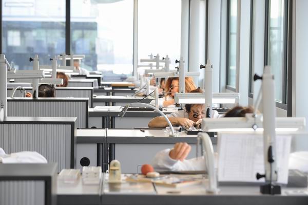 一枚融合了高科技的腕表是如何诞生的？探秘瑞士宇舶表工厂