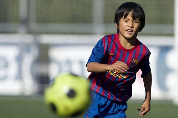当中超还在纠结U23新政，这位15岁日本梅西曾折服巴萨