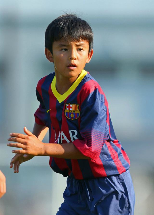当中超还在纠结U23新政，这位15岁日本梅西曾折服巴萨