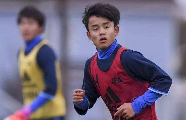 当中超还在纠结U23新政，这位15岁日本梅西曾折服巴萨