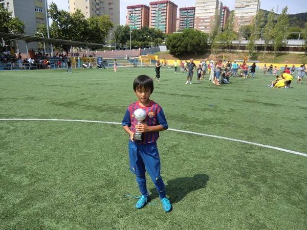 当中超还在纠结U23新政，这位15岁日本梅西曾折服巴萨