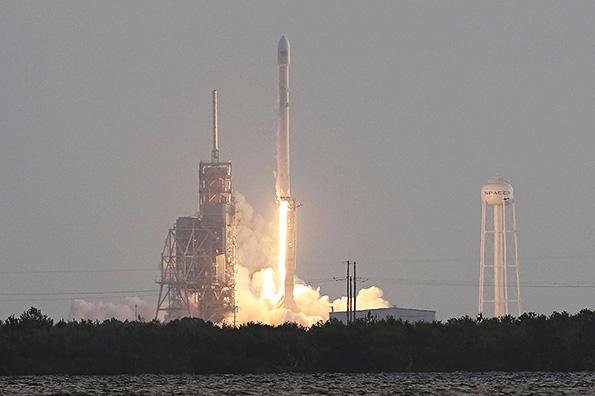 马斯克计划放4425颗卫星，为全球提供高速互联网连接服务