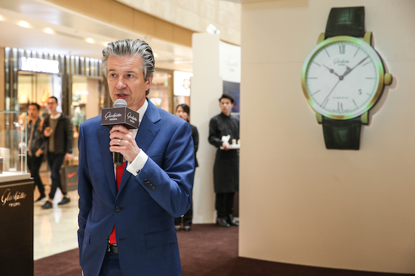 为了让腕表上的日历数字大一点，各家制表师都操碎了心