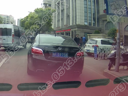 前面的车辆挨着进去了