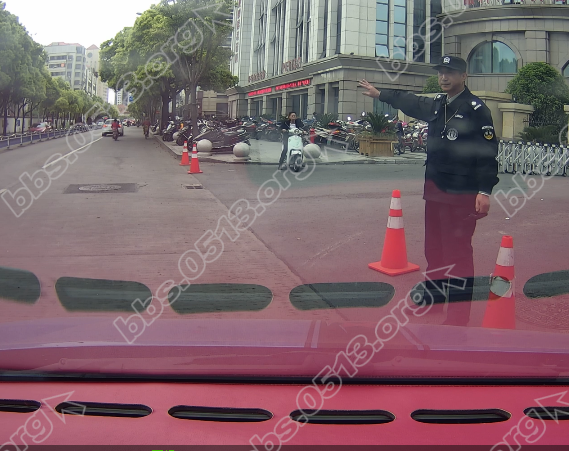 到了我进不去了。说是附院很多门，这个是员工通道不好进，在不走警察就要来了，南通本地人都知道这个门就是 ...